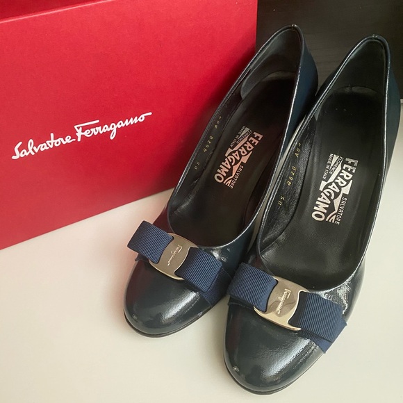 Salvatore Ferragamo Navy Blue Carla Classic Patent Bow Heel Pump Shoes 7.5 8cm - Picture 1 of 8